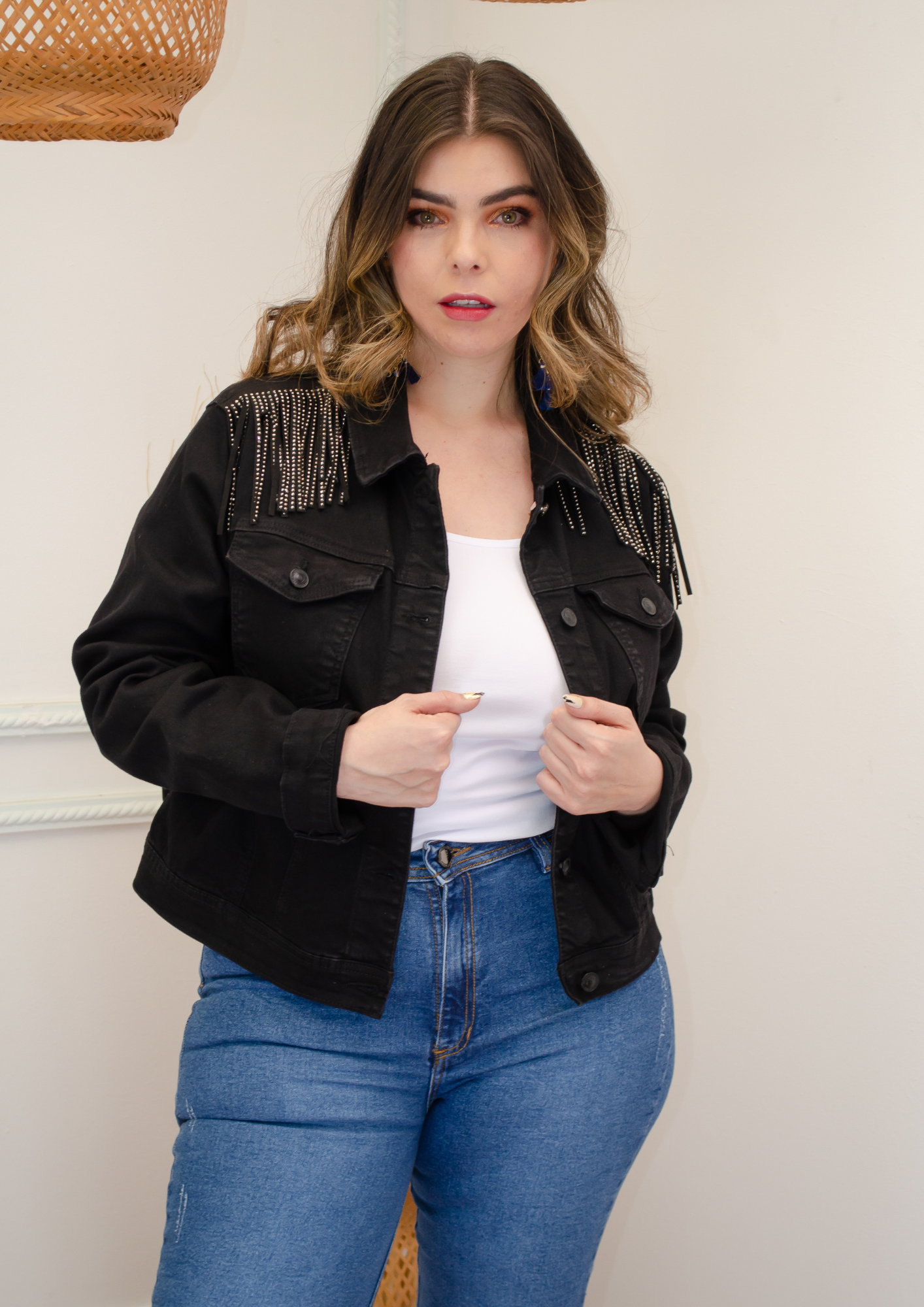 CHAQUETA NEGRA FLECOS