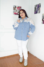 Cargar imagen en el visor de la galería, BLUSA DENIM ENCAJE
