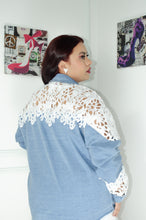 Cargar imagen en el visor de la galería, BLUSA DENIM ENCAJE
