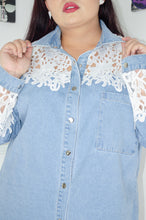 Cargar imagen en el visor de la galería, BLUSA DENIM ENCAJE
