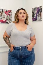 Cargar imagen en el visor de la galería, CAMISETA BASIC
