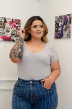 Cargar imagen en el visor de la galería, CAMISETA BASIC
