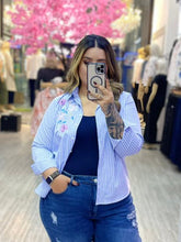 Cargar imagen en el visor de la galería, BLUSA CAMISERA RAYAS
